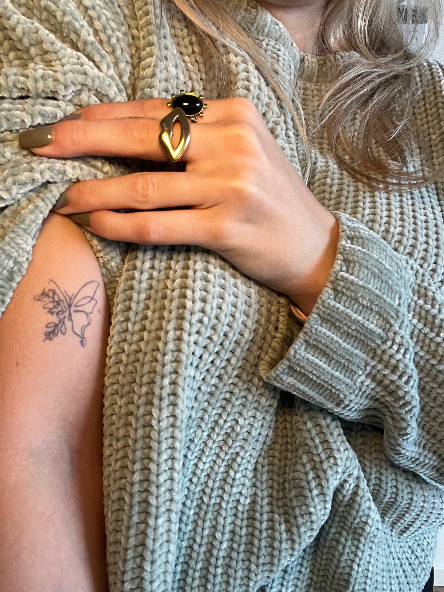 Tatouage temporaire papillon et plante