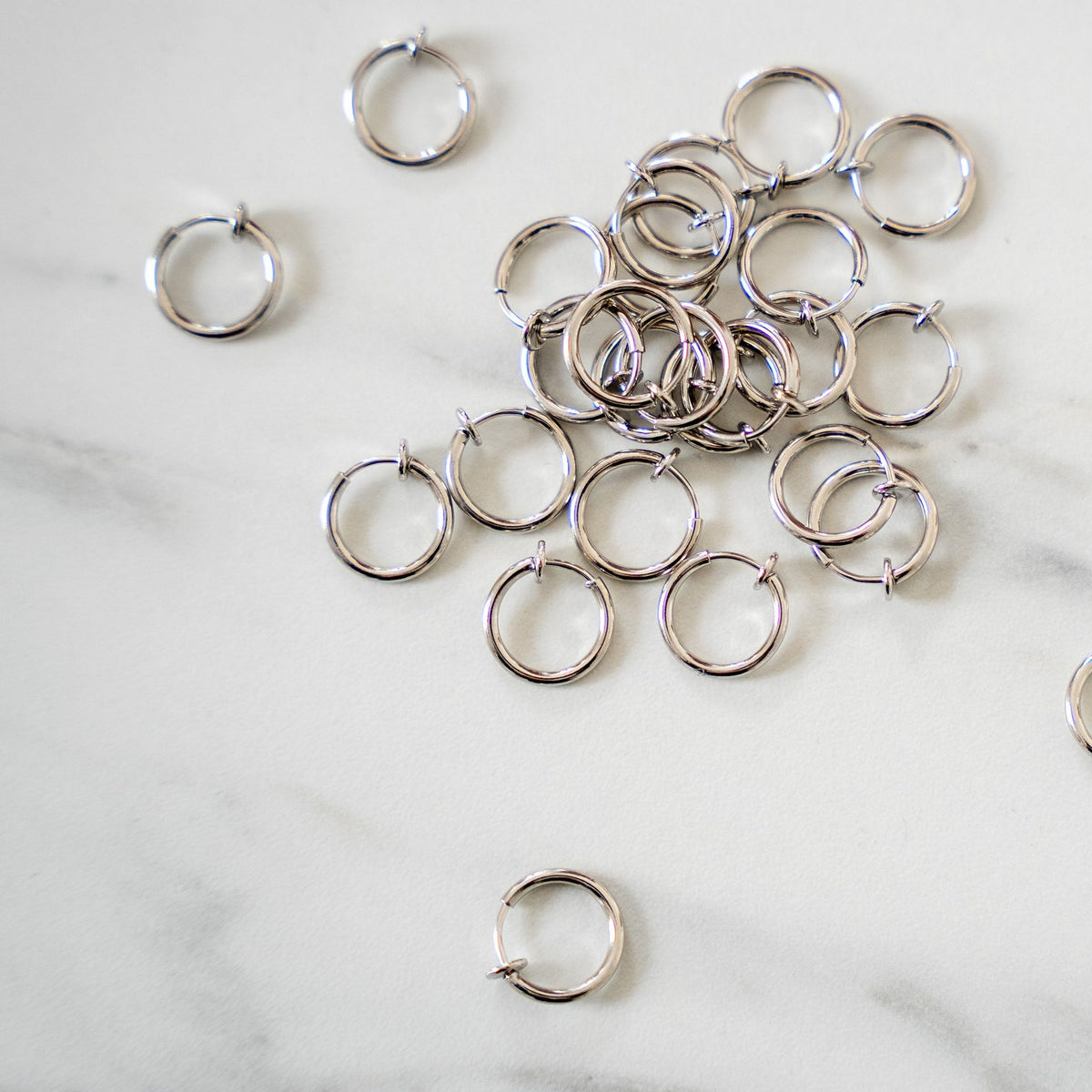 Zilveren nep piercing ringen met veertje