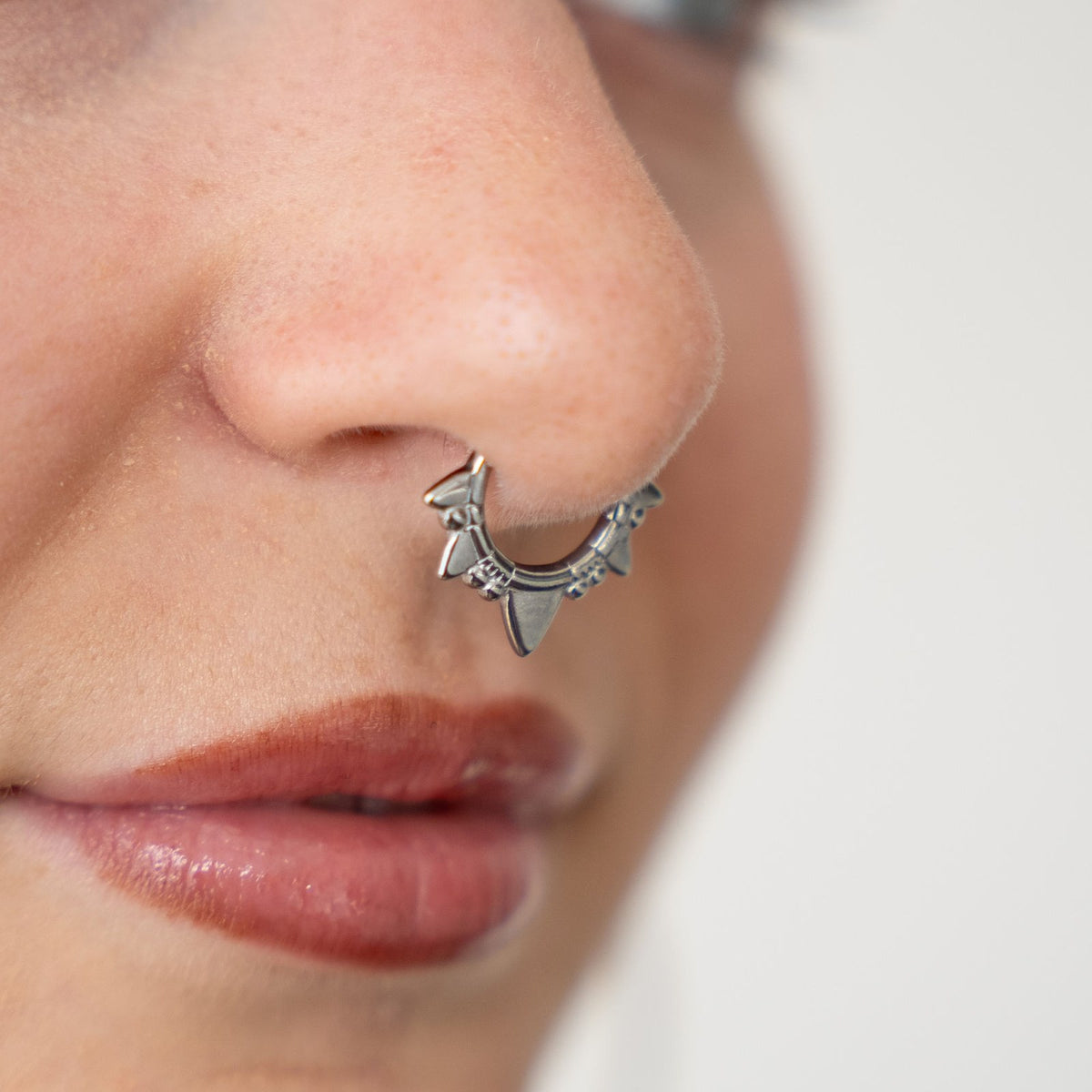 Nep septum tribal zilver gedragen zonder gaatje