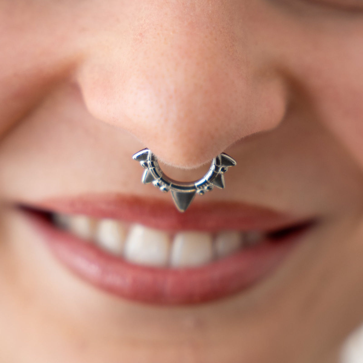 Lachende vrouw met nep septum tribal in zilver